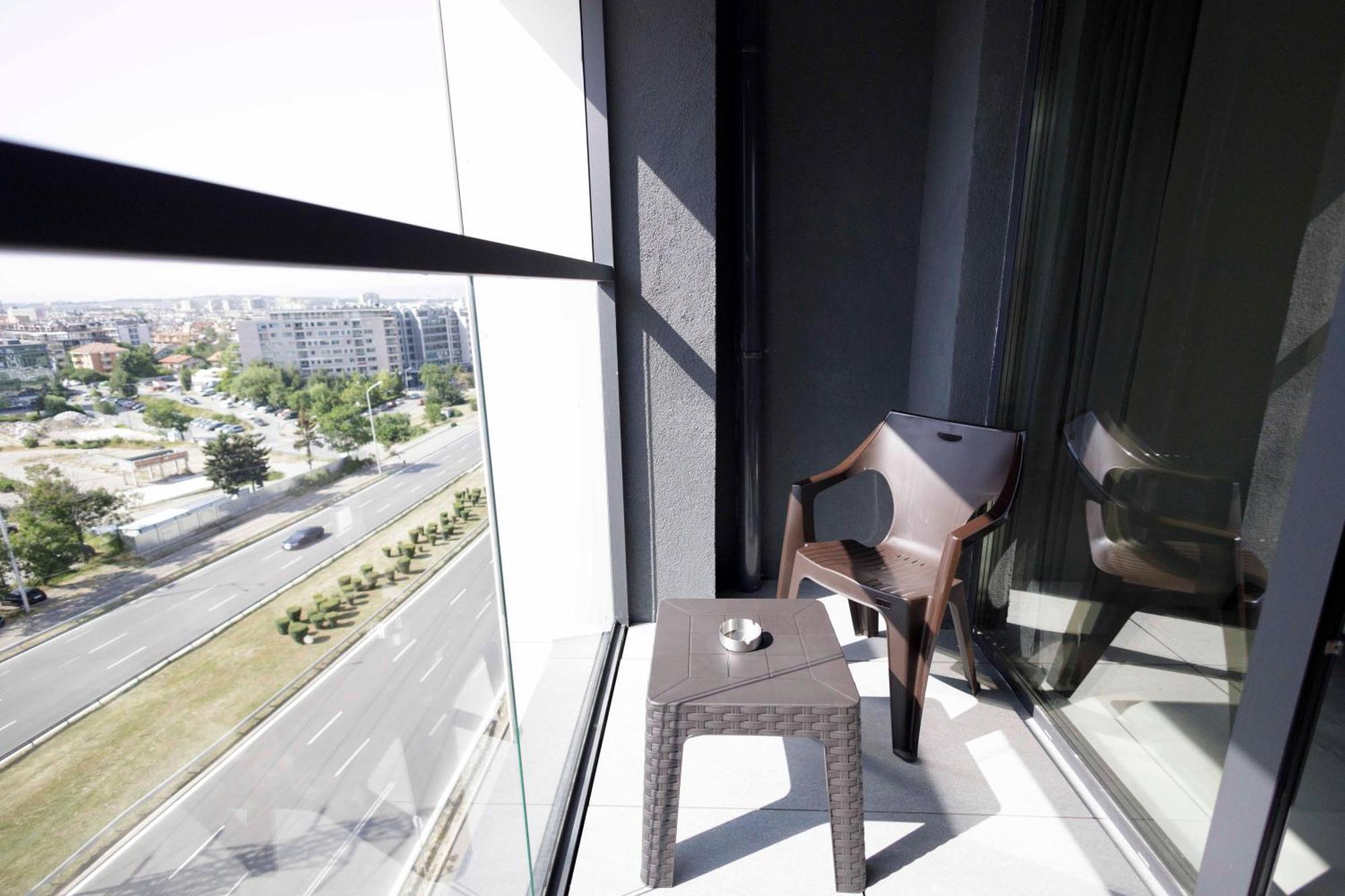 Eyes Apartment